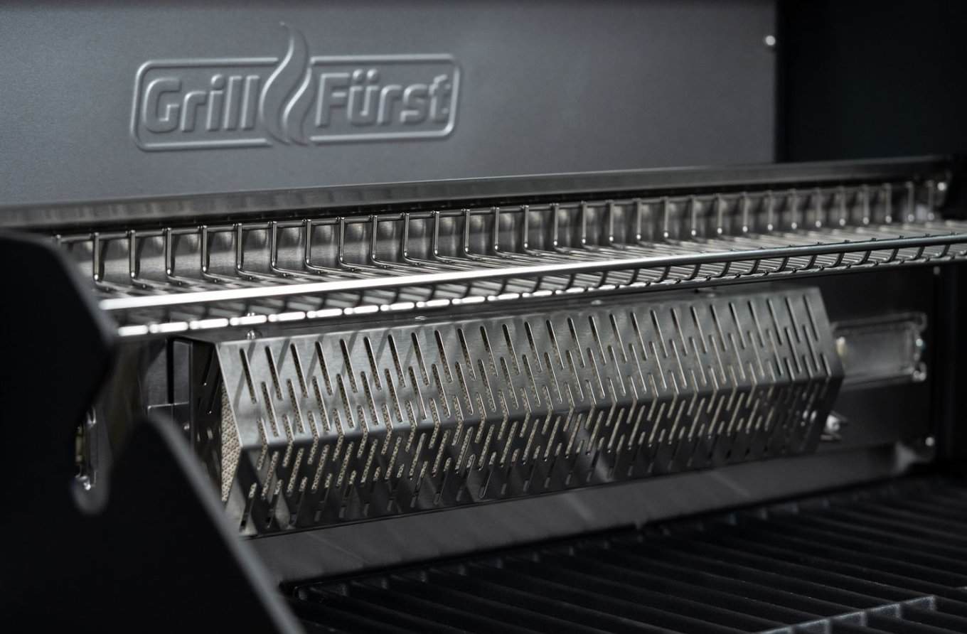 Grillfürst-Logo im Garraum mit Warmhalterost und Infrarot-Heckbrenner sichtbar