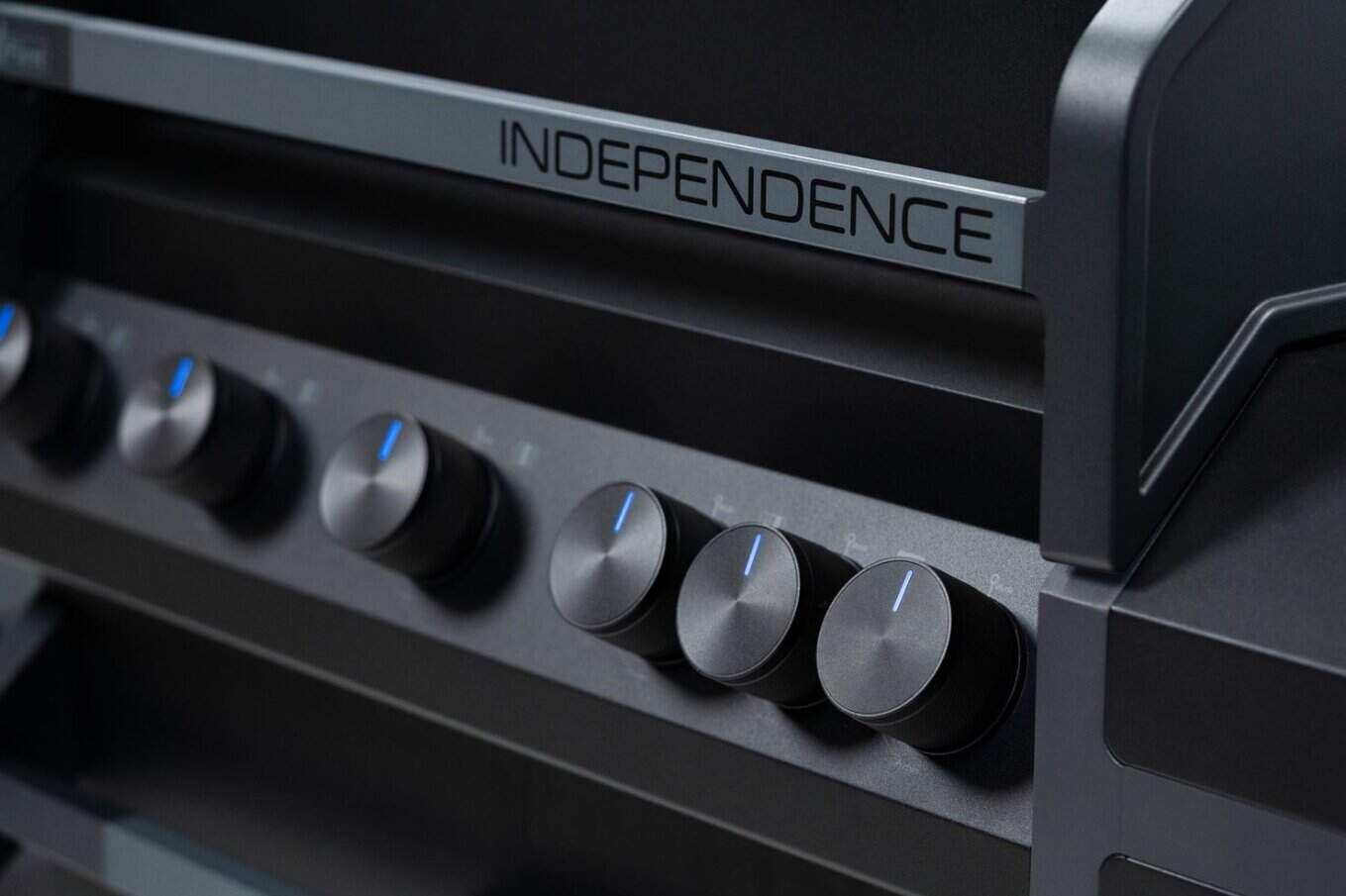 Beleuchtete Drehregler mit blauen LEDs und Independence-Schriftzug am Smart Grill