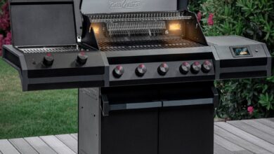Independence P530G Gasgrill geöffnet auf Terrasse mit aktivierter Garraumbeleuchtung