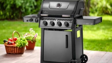 Gasgrill mit Seitentischen - ideal für komfortables, flexibles Grillen im Garten.