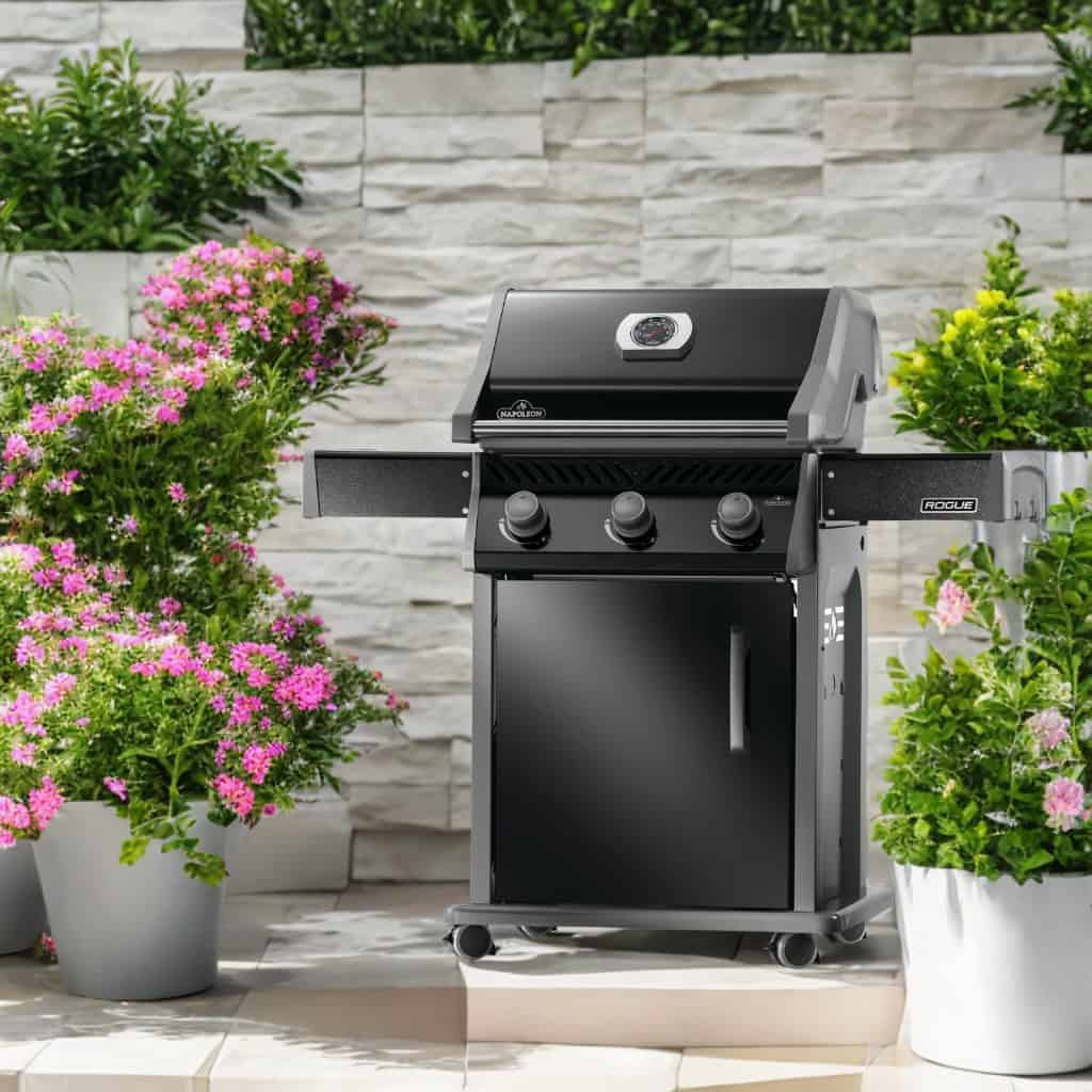 Napoleon Rogue 425 Gasgrill in elegantem All-Black Design mit klappbaren Seitenablagen