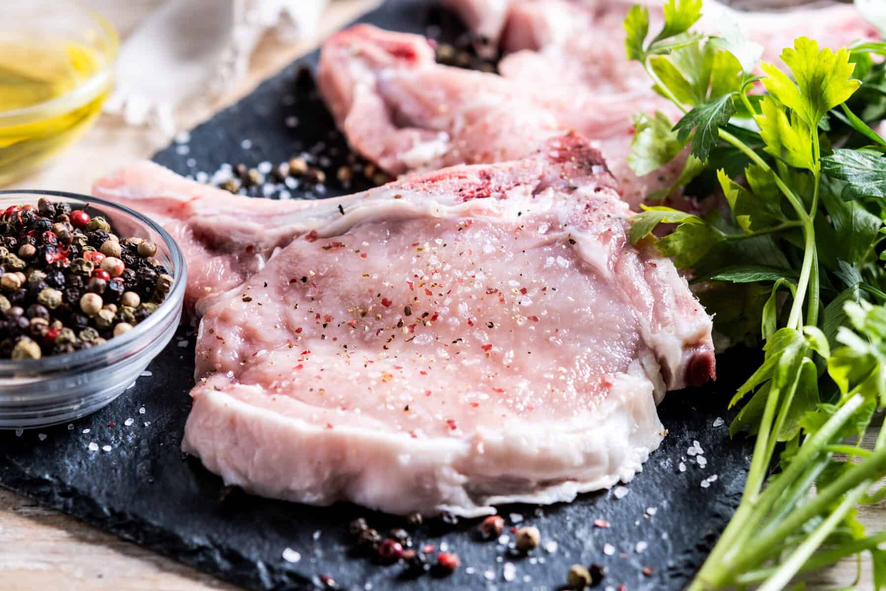 Rohe Schweinekoteletts