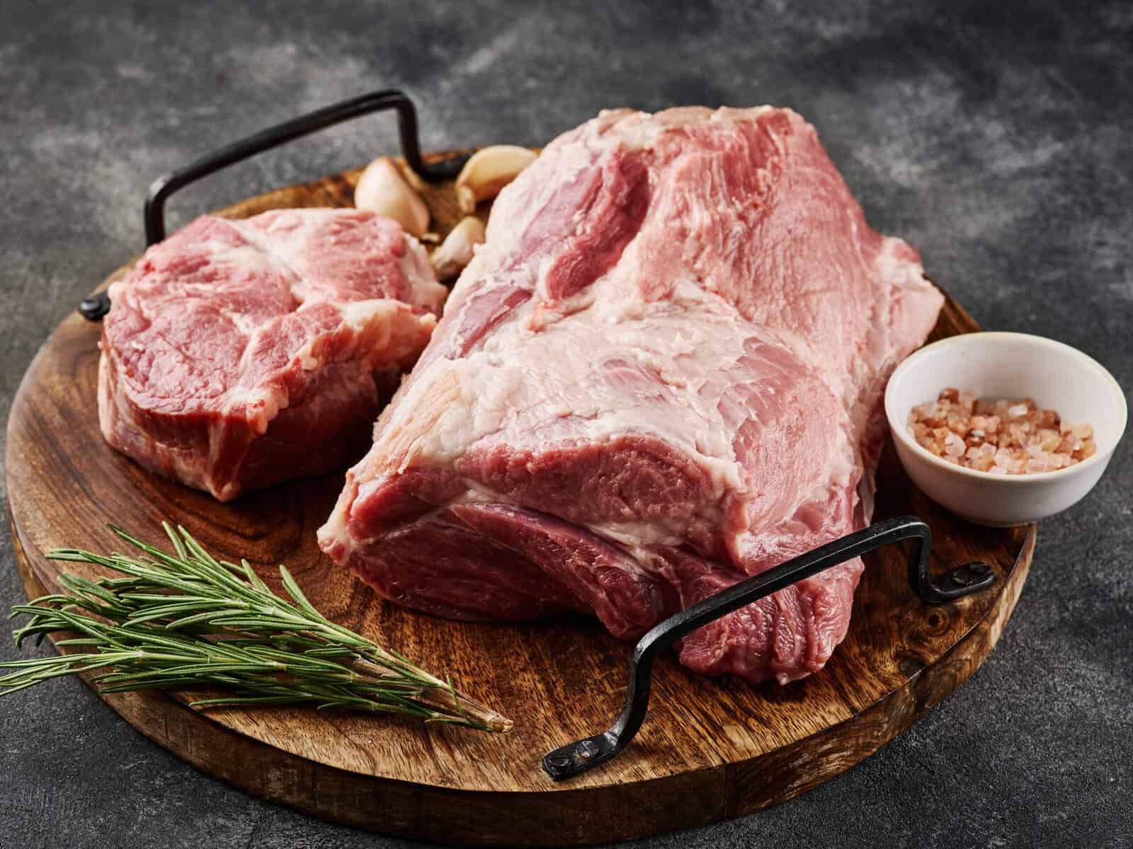 Schweinenackenfleisch auf Holzbrett