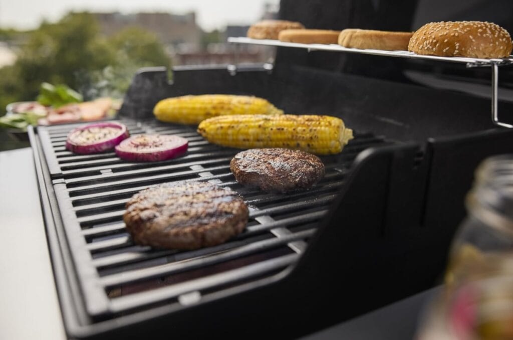 Weber Spirit E210 Gasgrill – Vielseitiges Grillen mit Burger, Gemüse und Brötchen gleichzeitig