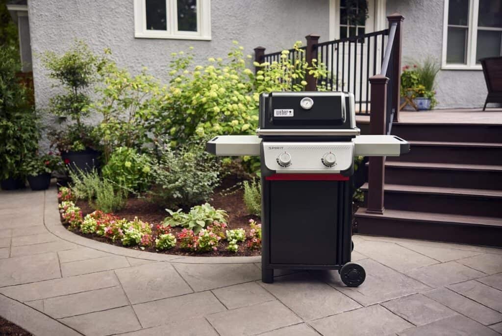Weber Spirit E210 Gasgrill – Kompakter Gasgrill mit zwei Brennern für kleine Terrassen