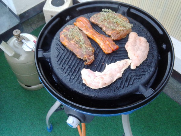 Fleisch auf Gasgrill