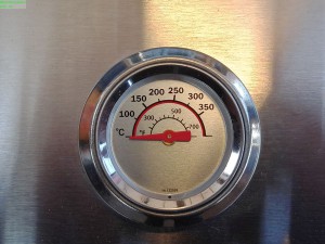 Integriertes Grillthermometer im Deckel